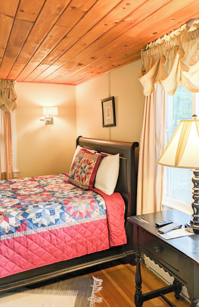 Hinckleys Dreamwood Cottages