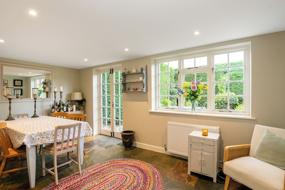 Lovely 5BD Home with Cinema & Games Room