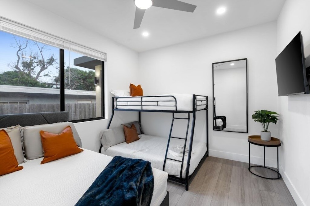 Golden Fox Downtown Pool House 3 Bedroom Home