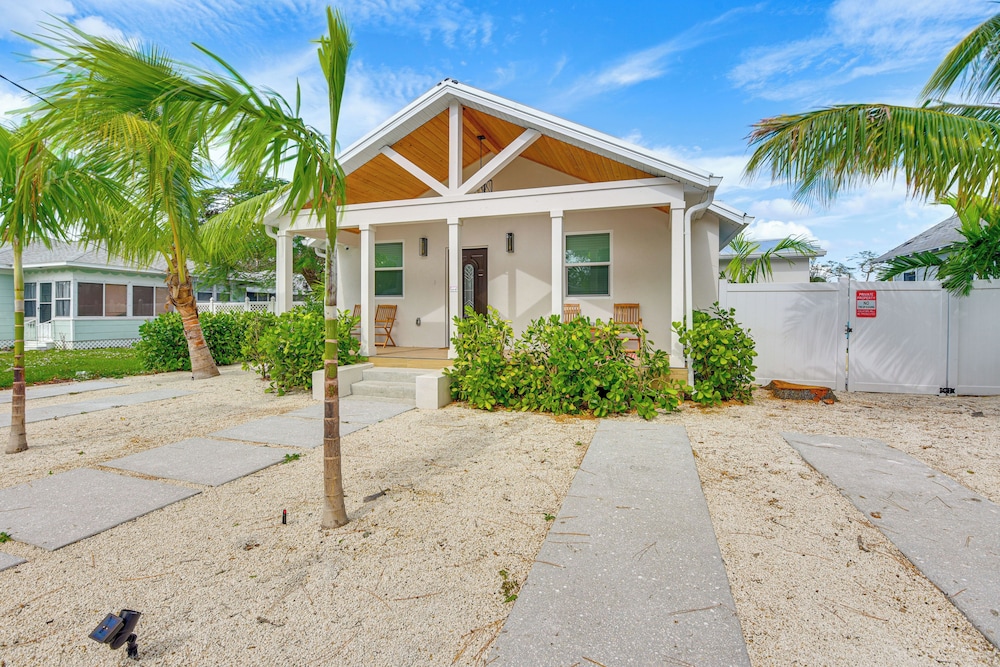 Heated Pool, Mini Golf & Cabana: Bradenton Retreat view 4