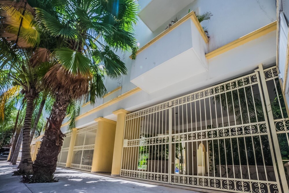 Romanina 1 Condo in the Heart of Playa del Carmen by RedAwning