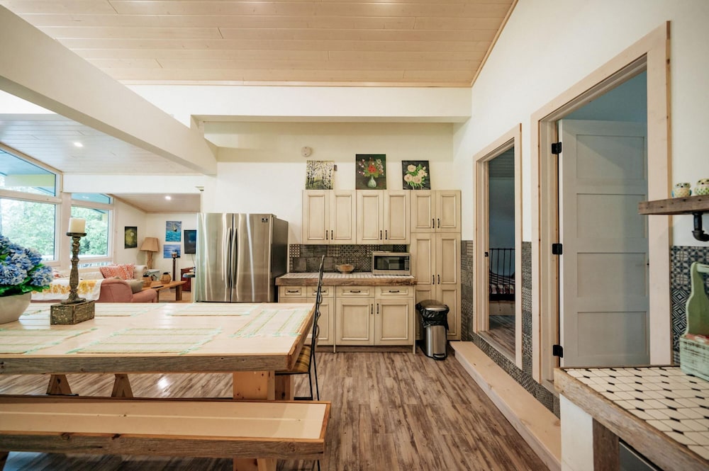 Bright Spacious Chalet on Lake Huron - Private