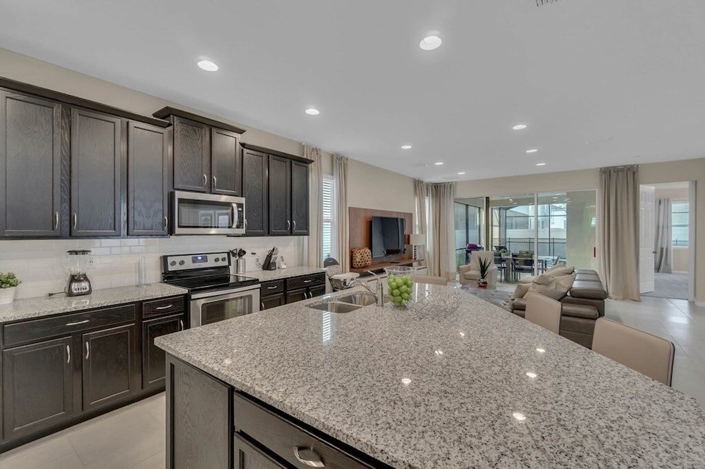 5 Bedrooms S / Solara Home by RedAwning view 4