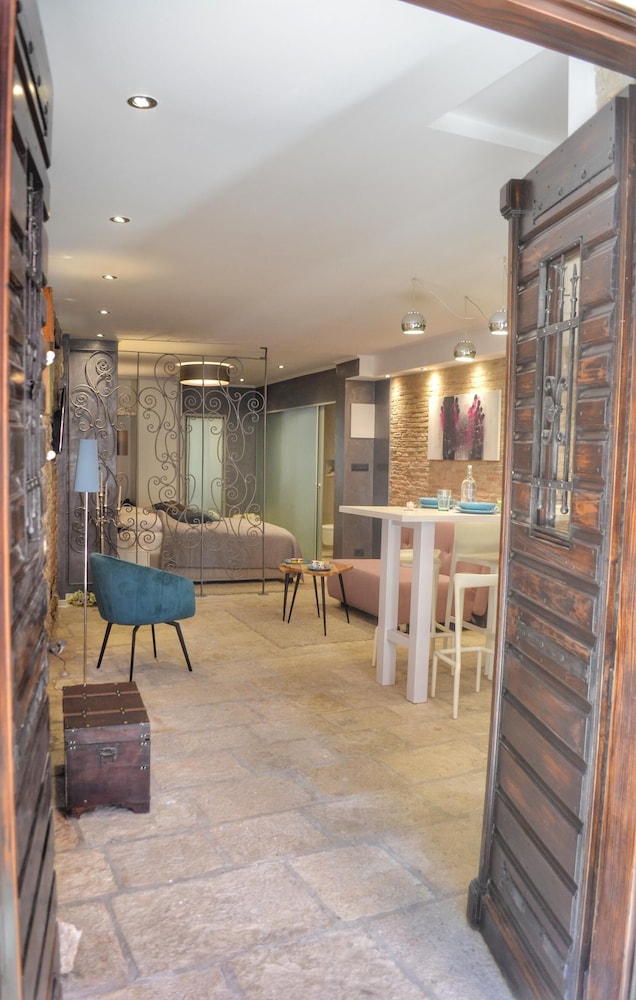 Studio Apartment Eleven