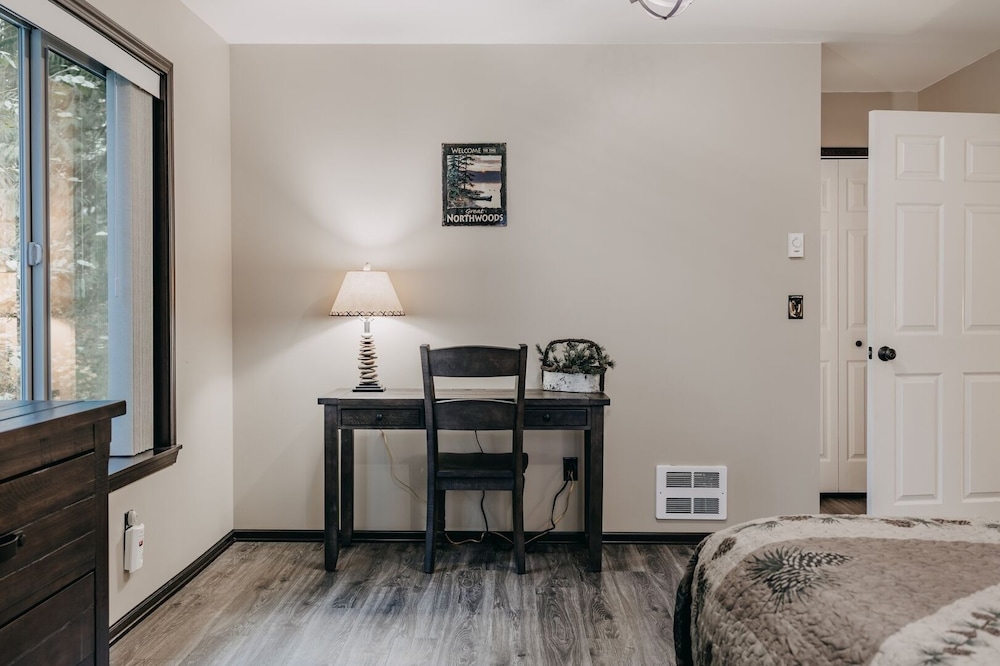 89gs - Hot Tub - Pets Ok - Wifi - Sleeps 4 1 Bedroom Home by RedAwning