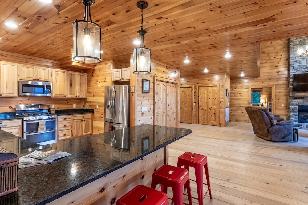 Luxury 4200 Sqft Log Cabin on 50 Acres Sleeps 16