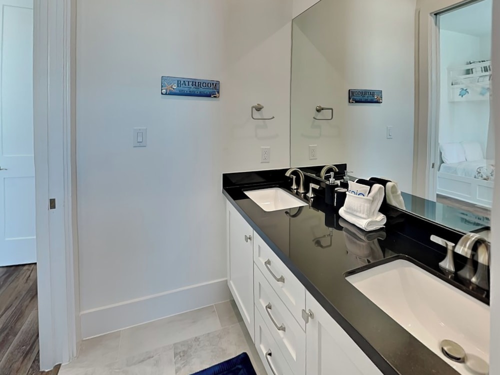 Seabreezy Lane by Ryson Vacation Rentals