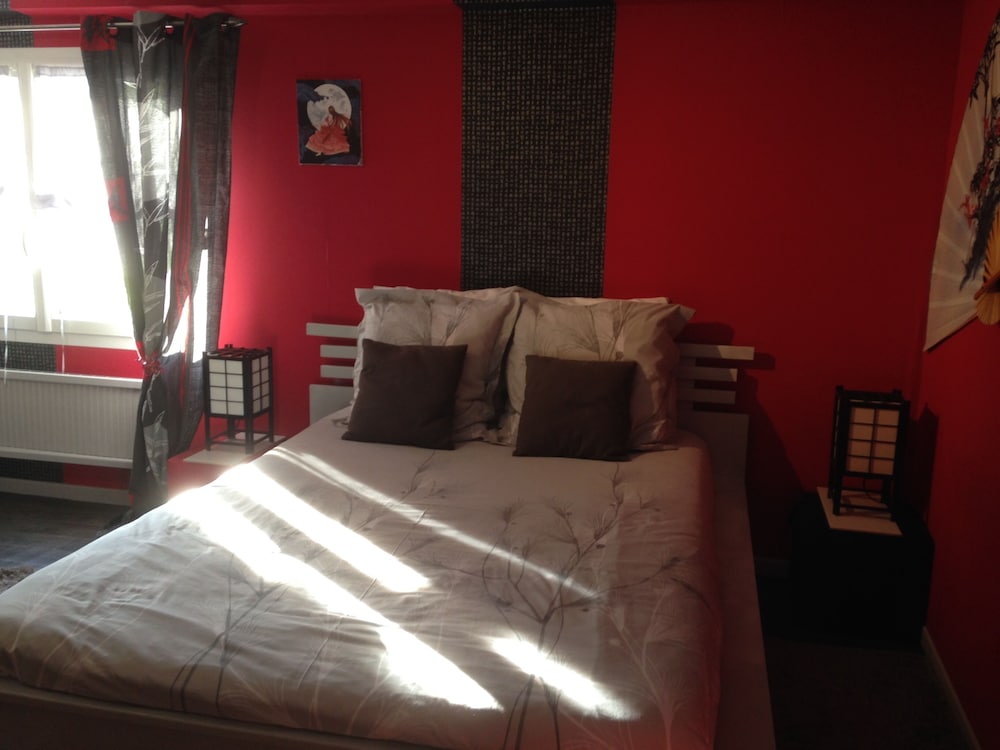 Chambres d'Hotes Hola en Laval — hotel room