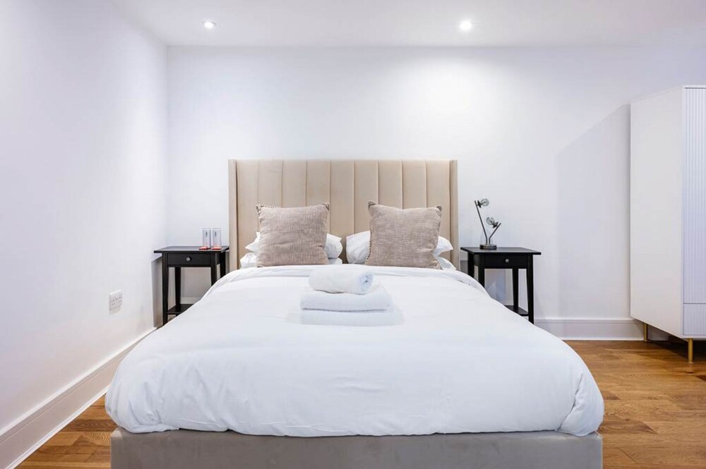 The Urban Minimalist- Notting Hill 2 Bed