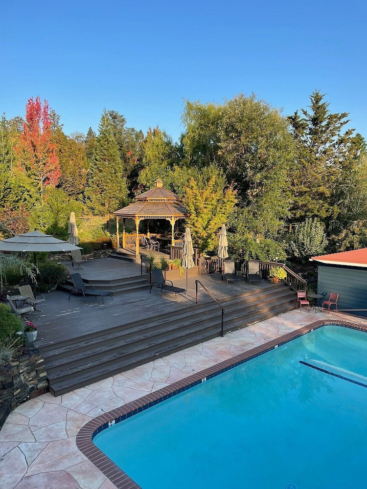 Ashland Vacations - Country Willows Inn and Estate - Property Image 8