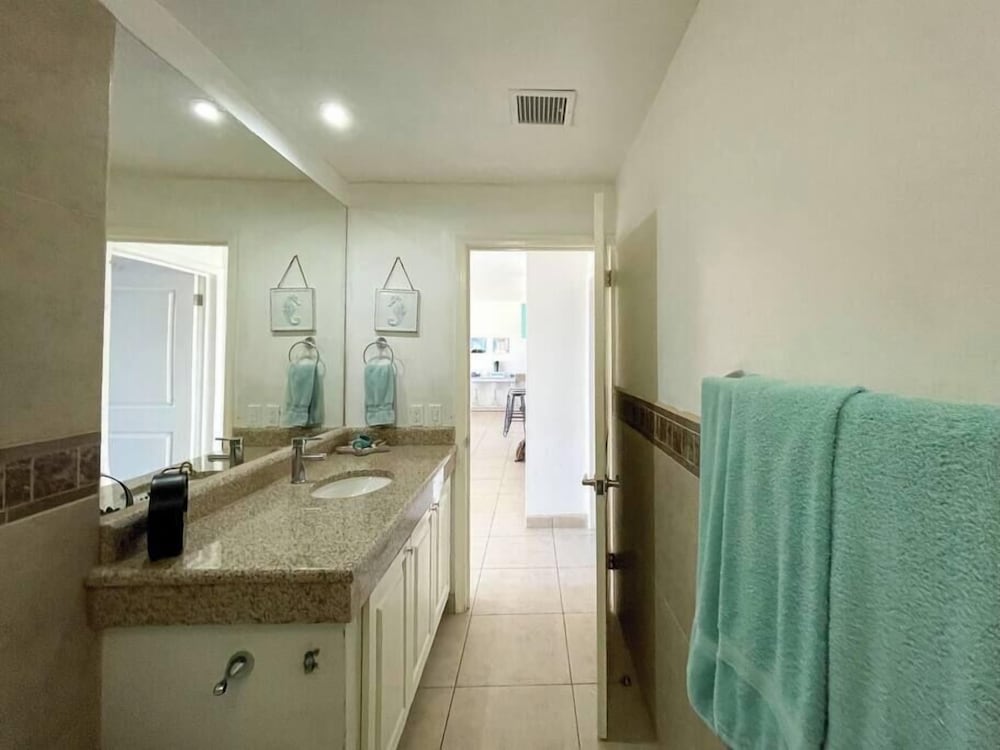 Admire Sea View From a Stunning Condo