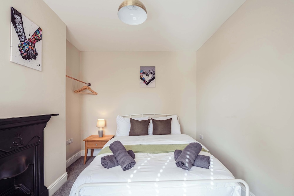 Host Stay Sherrington Road Abode