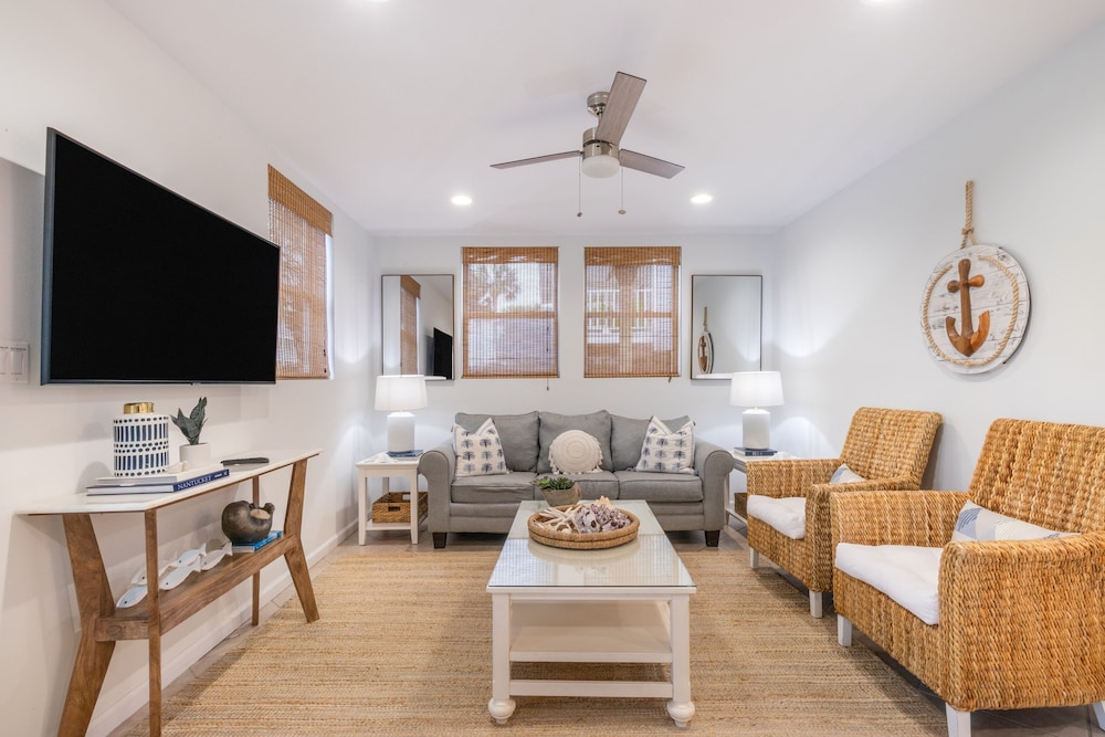 Destin Dolphin by Avantstay 2 Mins Walk To Beach w Pool Large Outdoor Entertaining Area