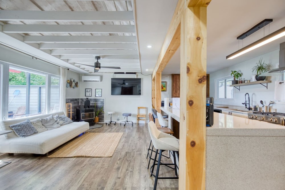 Waterfront Cottage w Swim Spa BBQ Close to Skiing