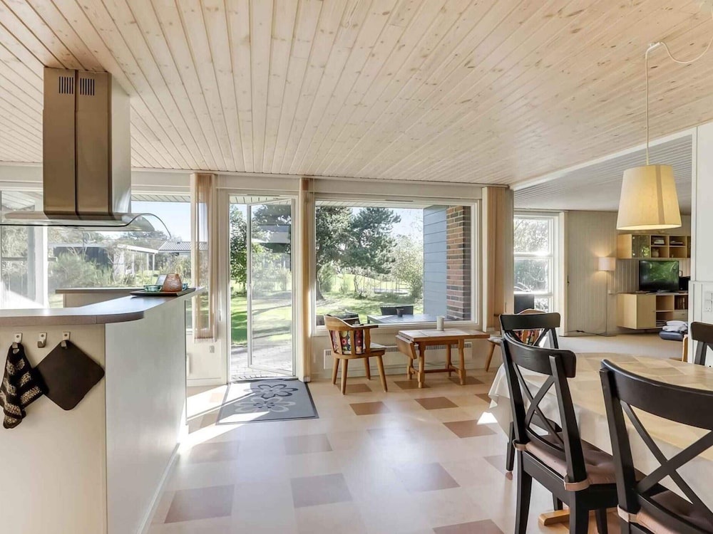 5 Star Holiday Home in Humble