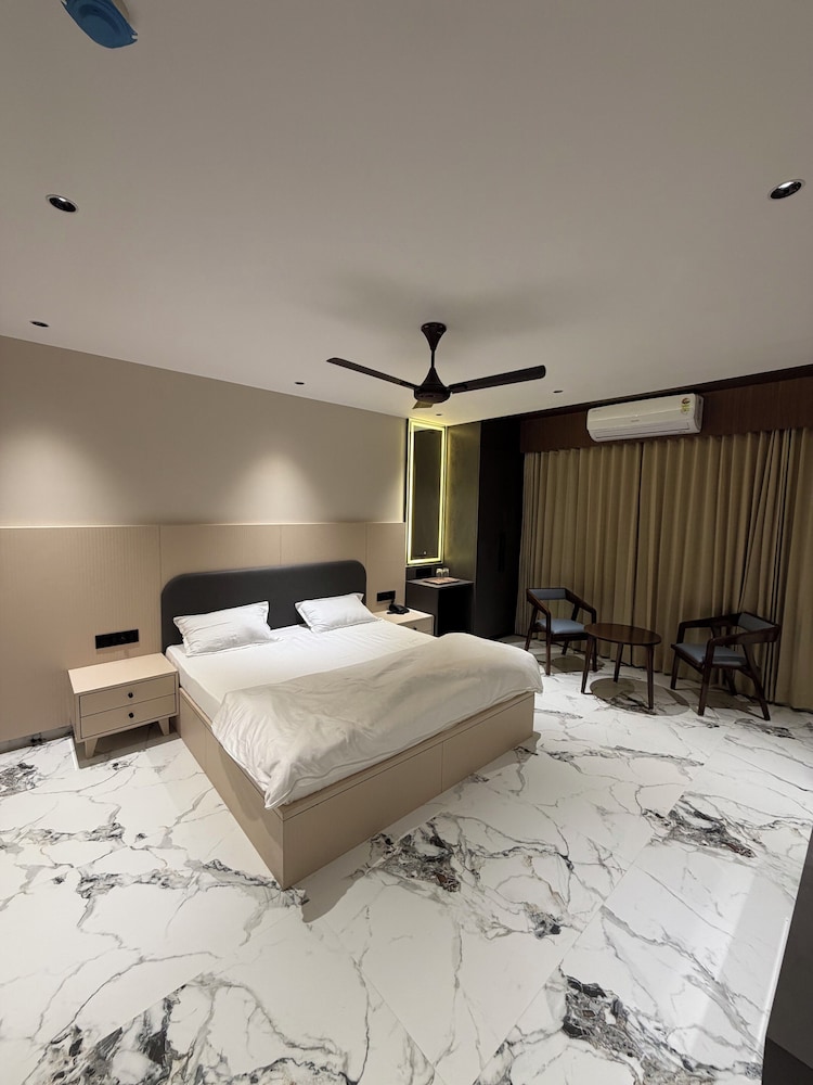 Bharat Inn Hotel And Restaurant