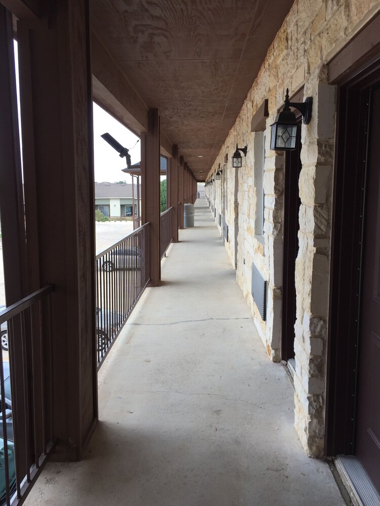 Pearsall Inn & Suites