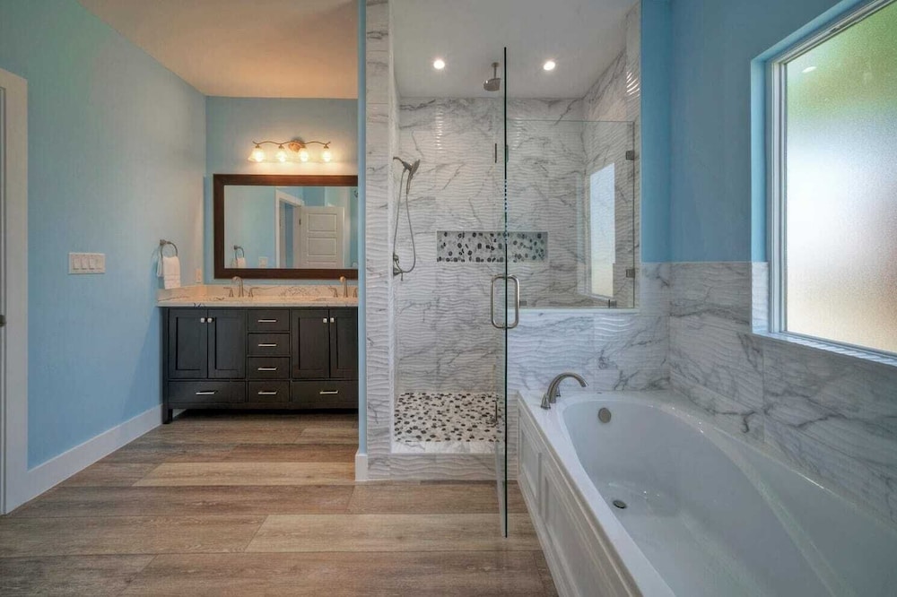 Sleeps 22! 2 Homes Priv Pool, Putting Green, Bar, Deck, Prime Port A Location