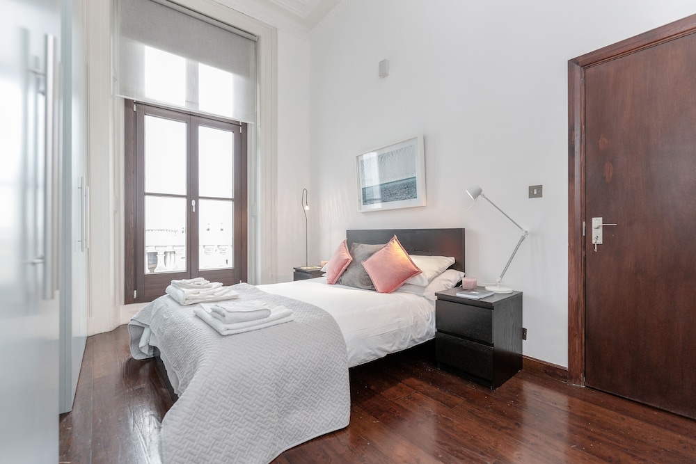South Ken Apartment by BaseToGo