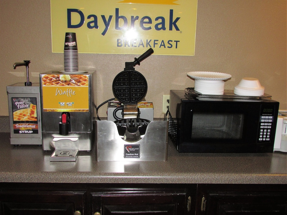 Days Inn  Suites by Wyndham Fort Valley - Property Image 8