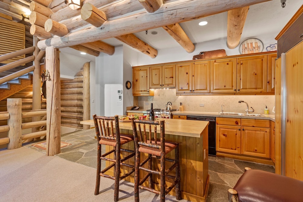 Pine Inn at Trail's End Lodge - Three Bedroom Residence with Spa #2 3 Condo