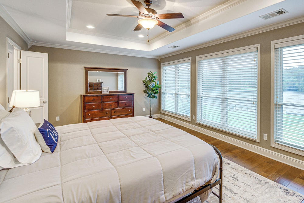 Tranquil Views: Riverfront Retreat in Hot Springs!