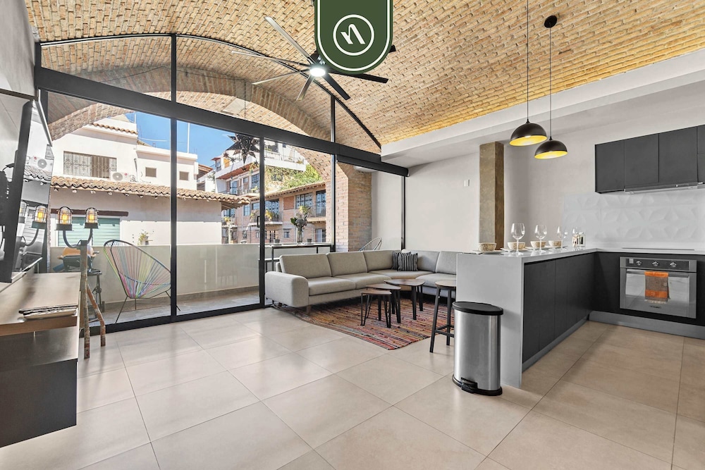 Restored Historic 2 BR Condo in Downtown - Pool