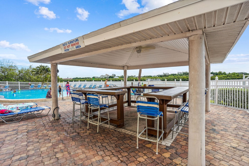 Bayshore Yacht & Tennis 806