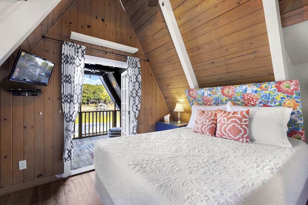 Sunrise Oasis - Enjoy Lakefront Living