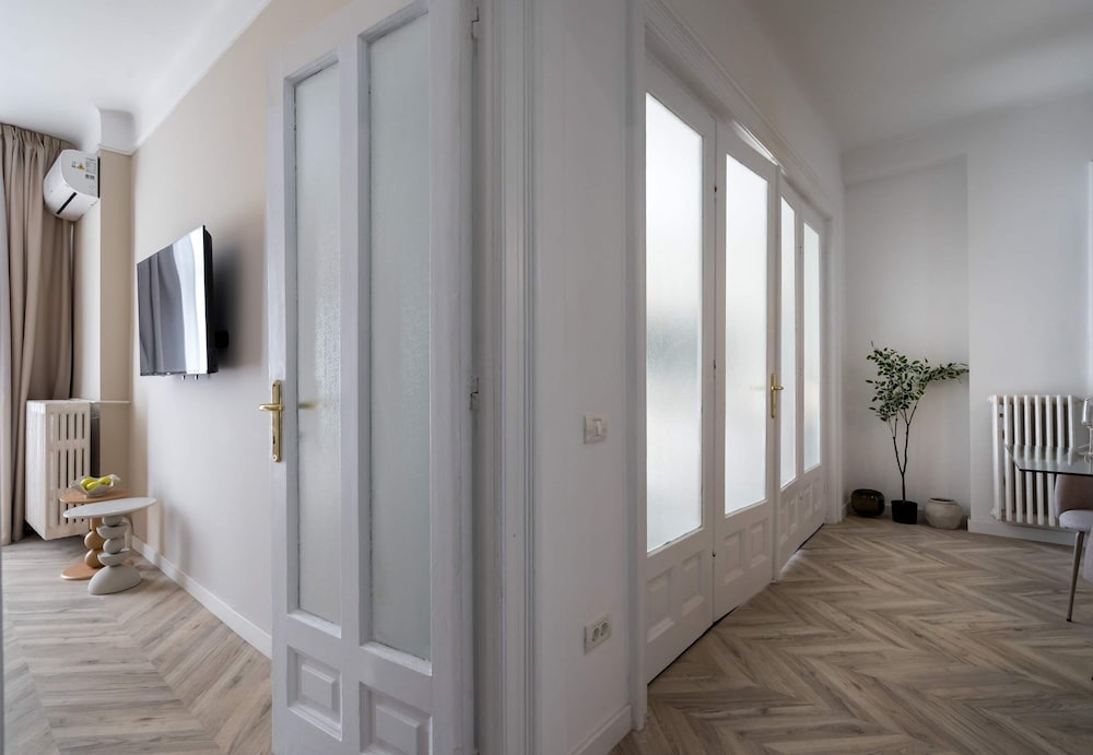 Elegant 3BR Retreat - Steps Away Cismigiu Gardens
