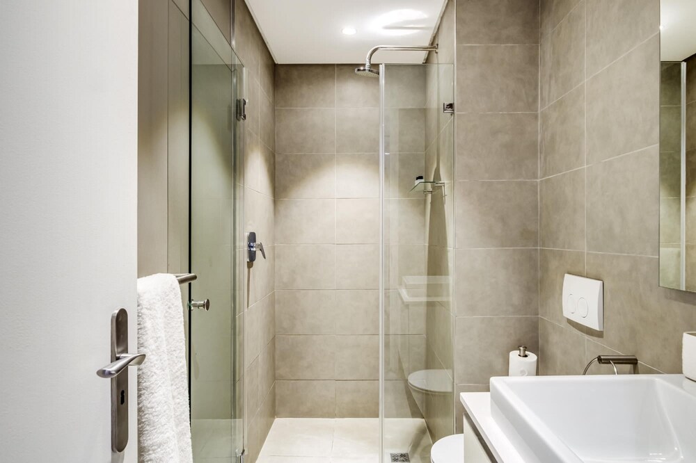 Urban Chic Apartment Close to Waterfront Warwick view 2