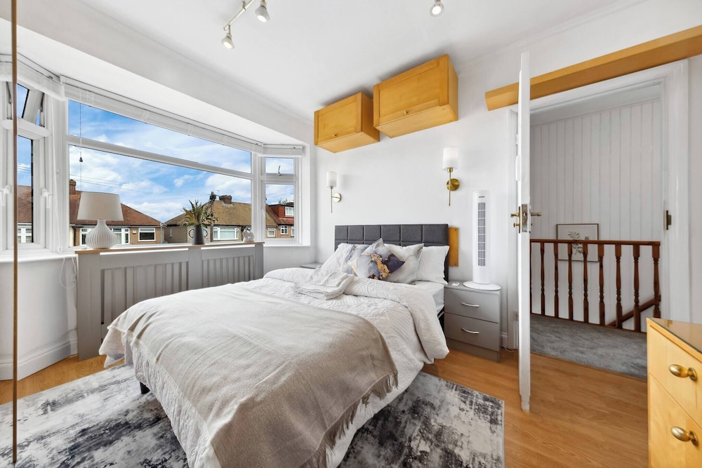 Spacious 3 bd Garden M25, Free Parking,bluewater
