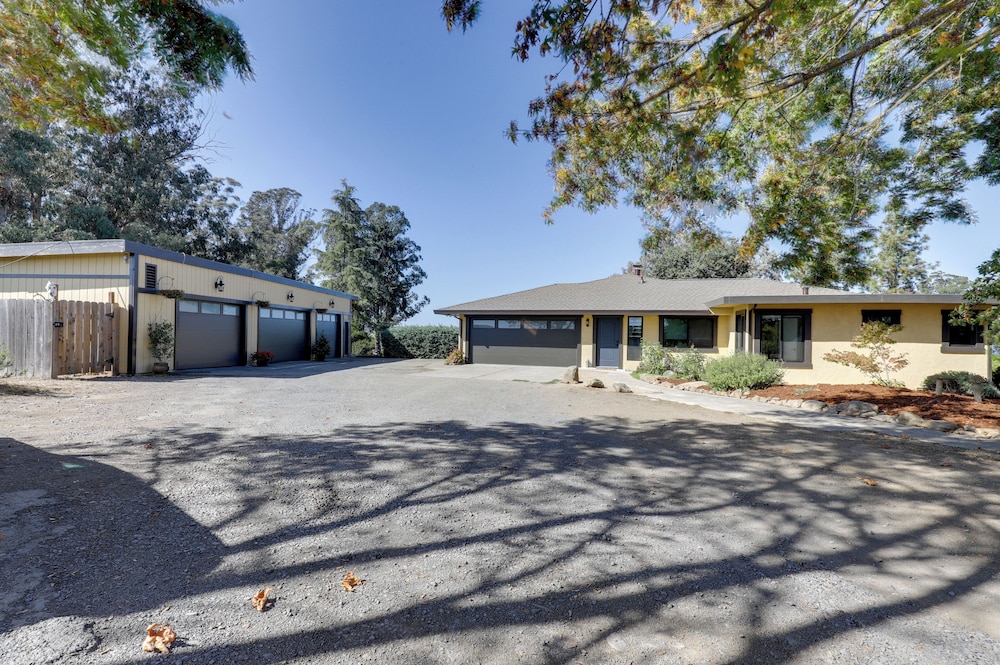 Private Pool & Large Deck: Modern Cotati Villa!