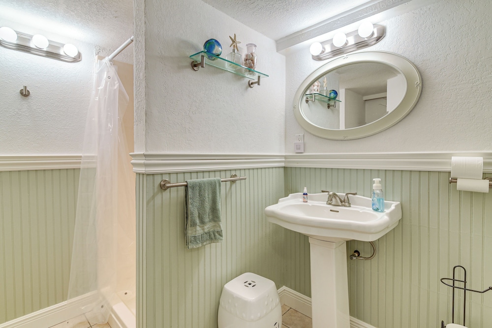 Pet-friendly Galveston Home - Walk to Beaches!