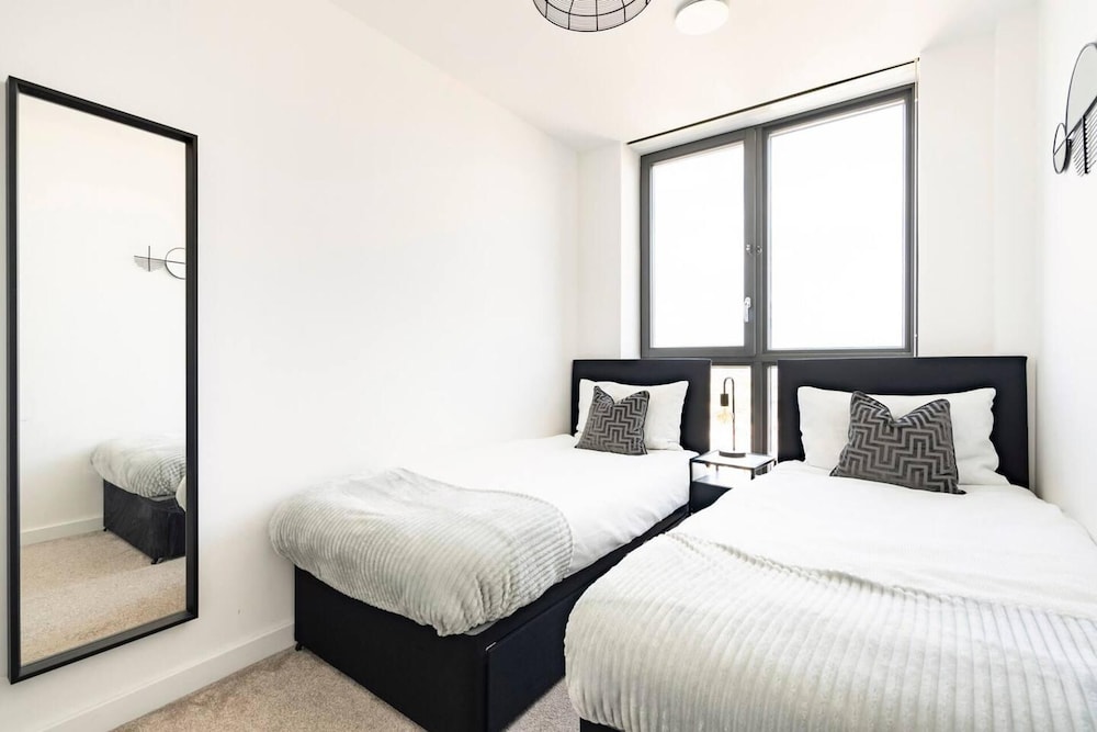 2 Bed Penthouse - Balcony - Smoking - Parking view 4