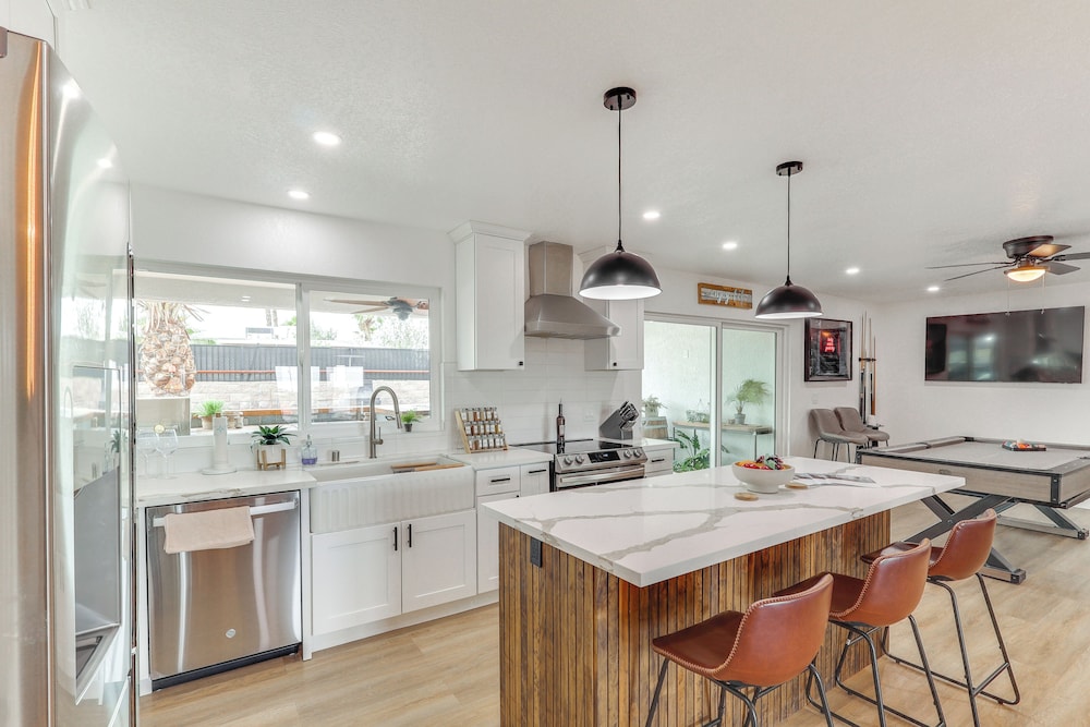 Poolside Relaxation: Group-friendly Home in Havasu