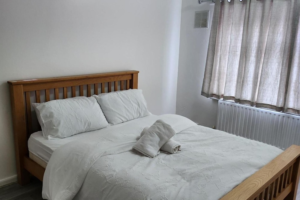 Cosy Dagenham Retreat for Family