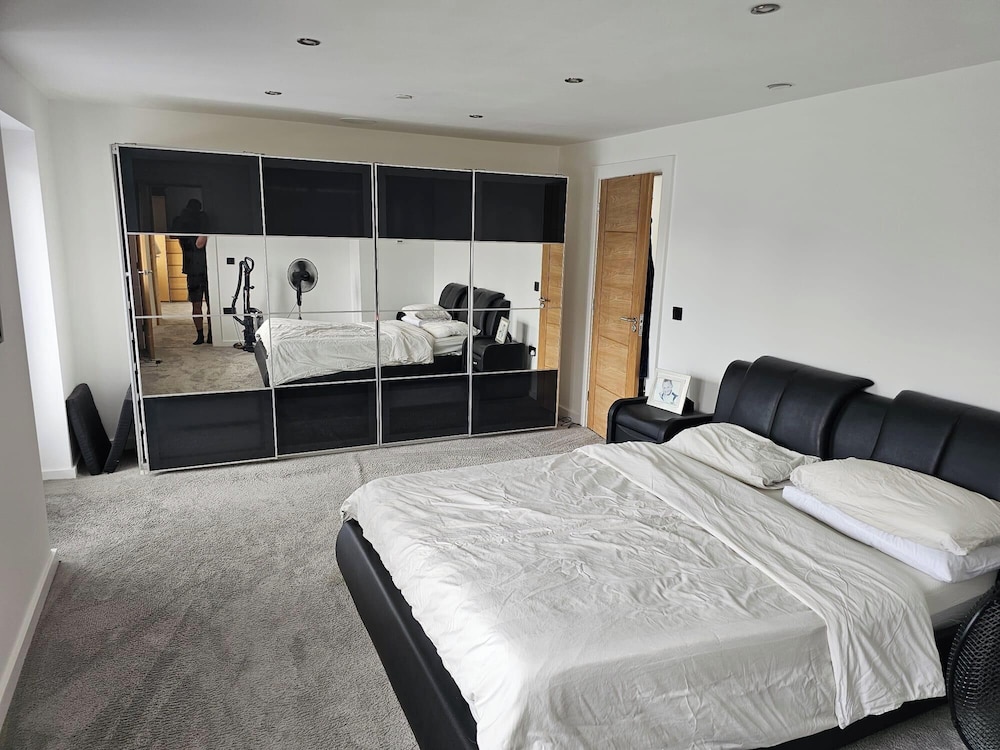 Modern, Large Open Plan 4 bed Property in Abergele