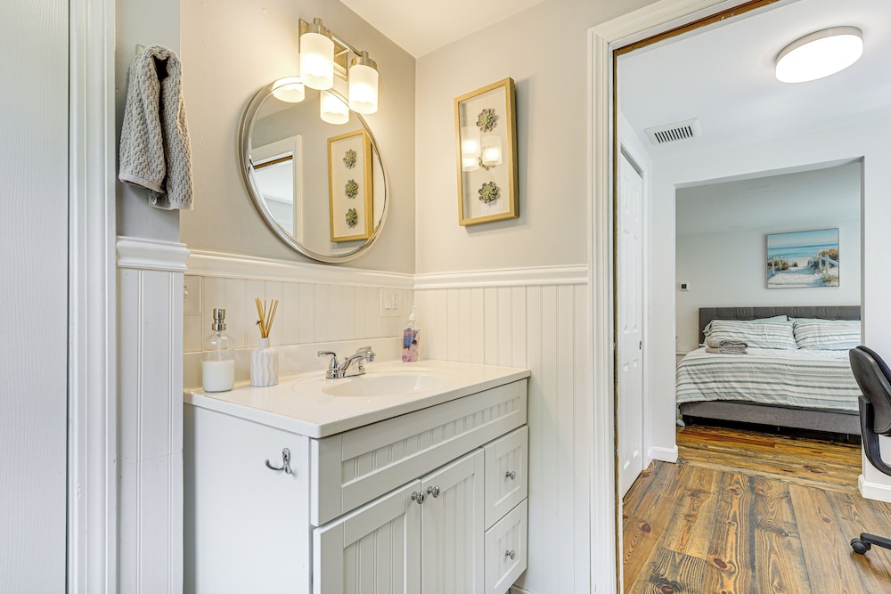 3 Mi to Mashpee Commons: Family Home w/ Fireplace