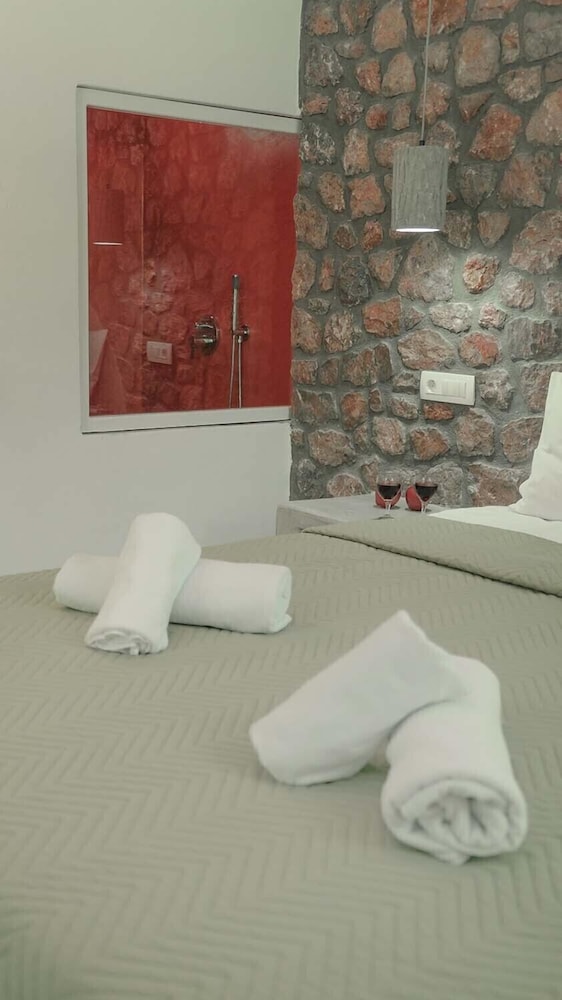 Loukas & Emma Eco Houses
