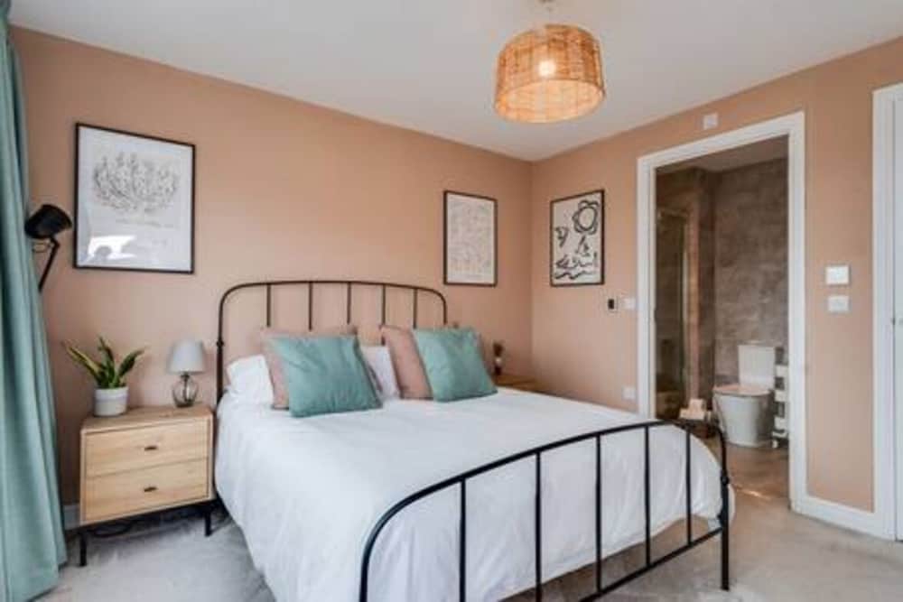 Family-friendly Getaway - Garden Parking Sleeps 7