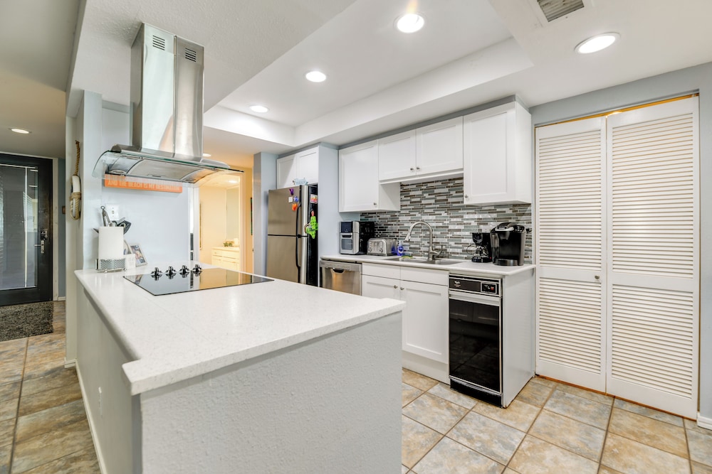 7th-floor Oceanfront Unit w/ Pools in Port Aransas