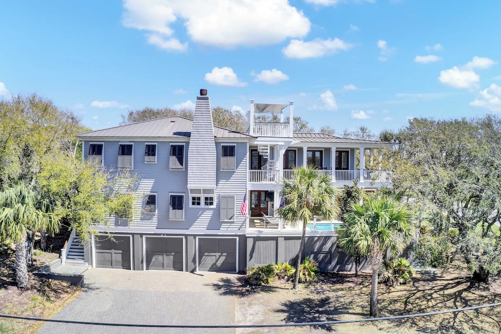 Steps to the Beach! Pool, Gym, Game Room, Movie Theater 3301 Palm by Avantstay
