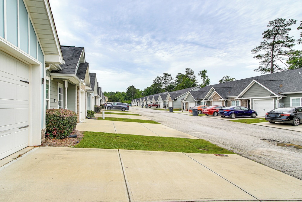7 Mi to Dtwn Augusta: Townhome Near Shops & Eats!