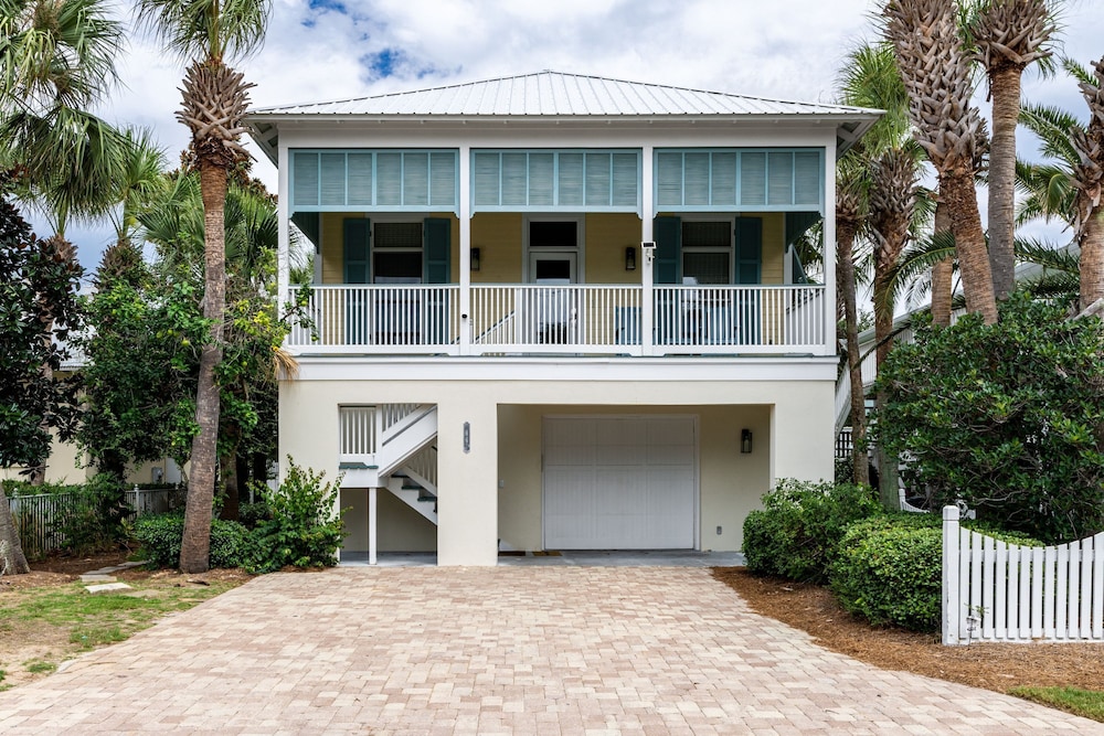 Destin Dream by Avantstay 2-story Home Walk to Beach Hot Tub Golf Cart