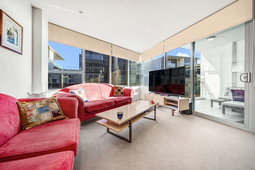 Canberra Lakefront 2-bed With Pool,