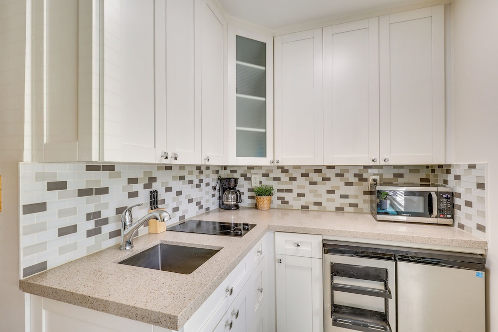 Steps to Pompano Beach: Couple's Retreat w/ Patio!