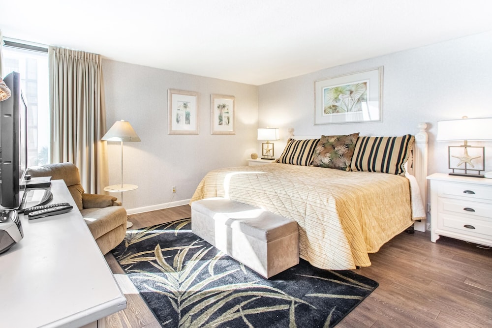 Leeward 308 at Edgewater