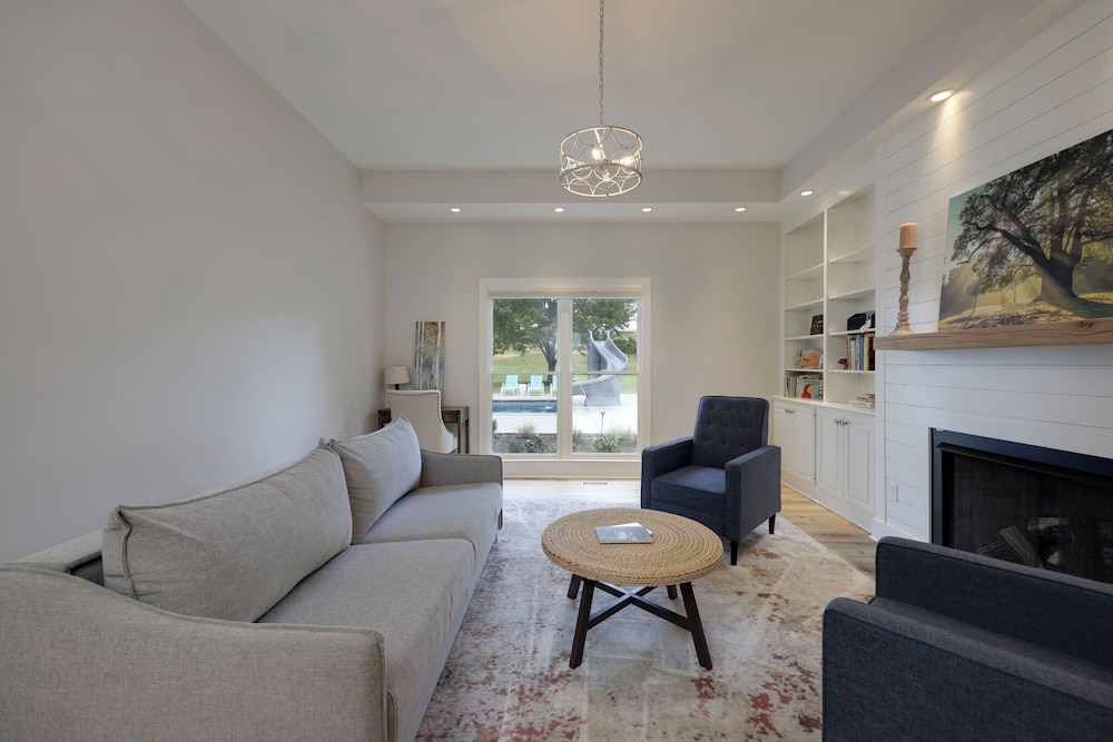 Majestic Manor-private Hundred Acre Yard-pool/spa
