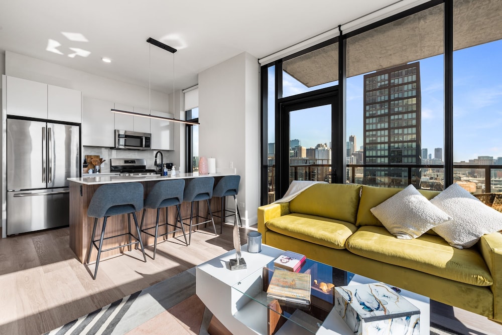 West Loop Charm Dining Nightlife Balcony